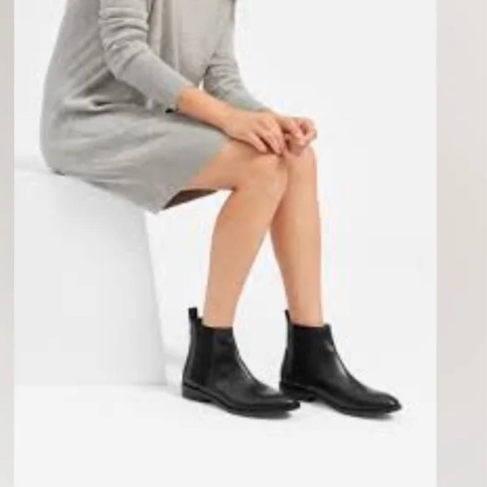 Everlane black chelsea ankle boots. Size 5.